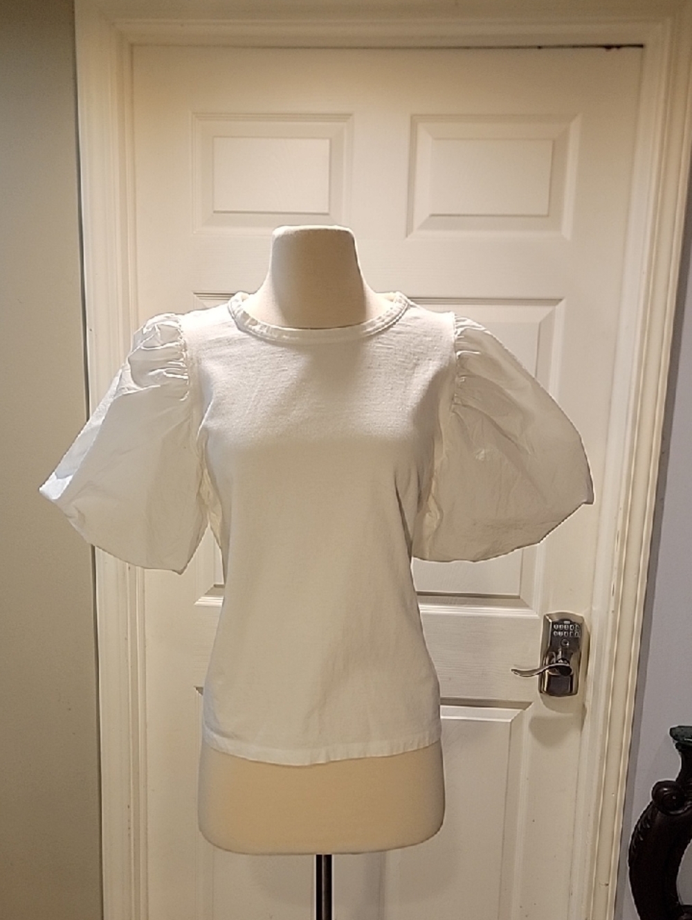 A New Day White T-shirt with Puffy Sleeves. Size Large